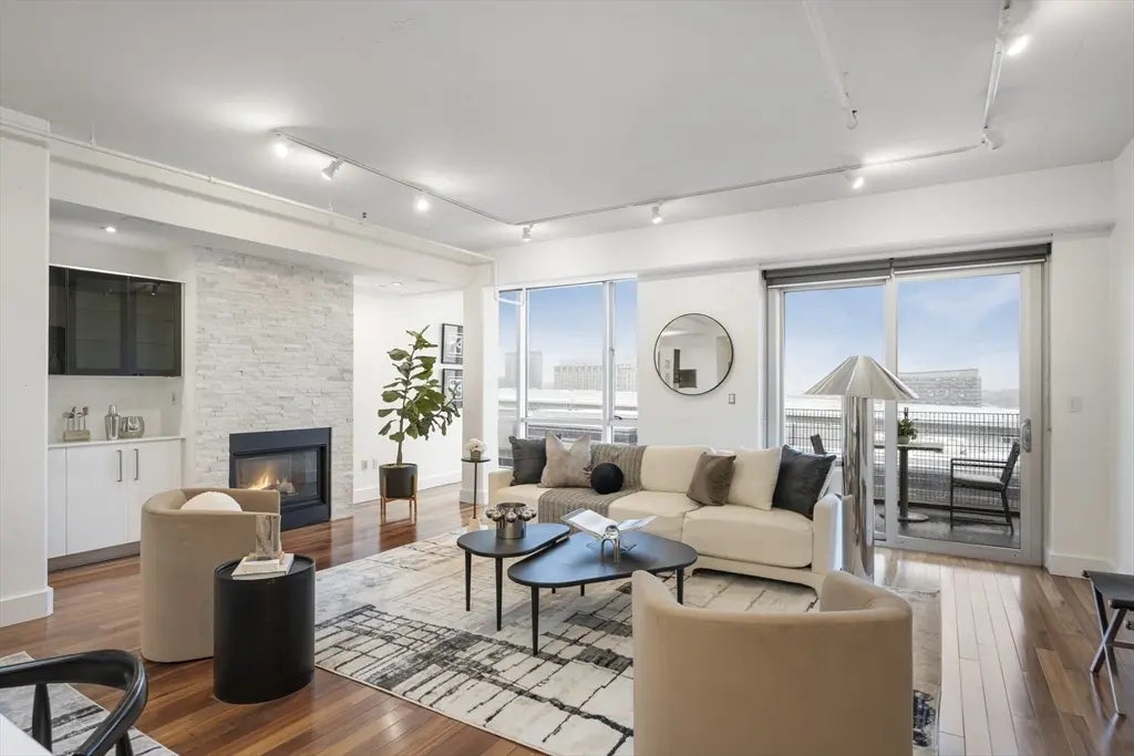 25 Channel Center St #ph201, Boston