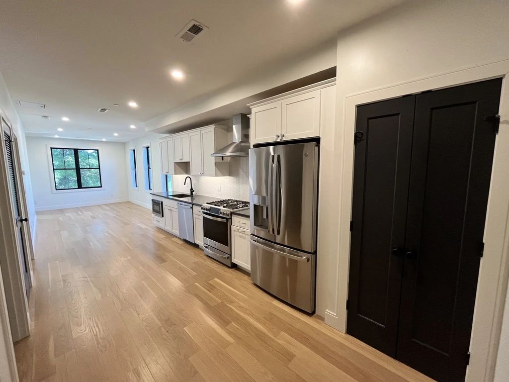 120 Moore St #205, Boston