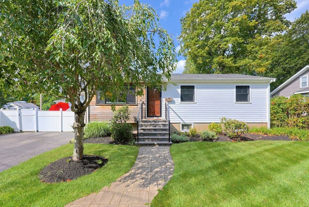 8 Woodland Pkwy, Randolph