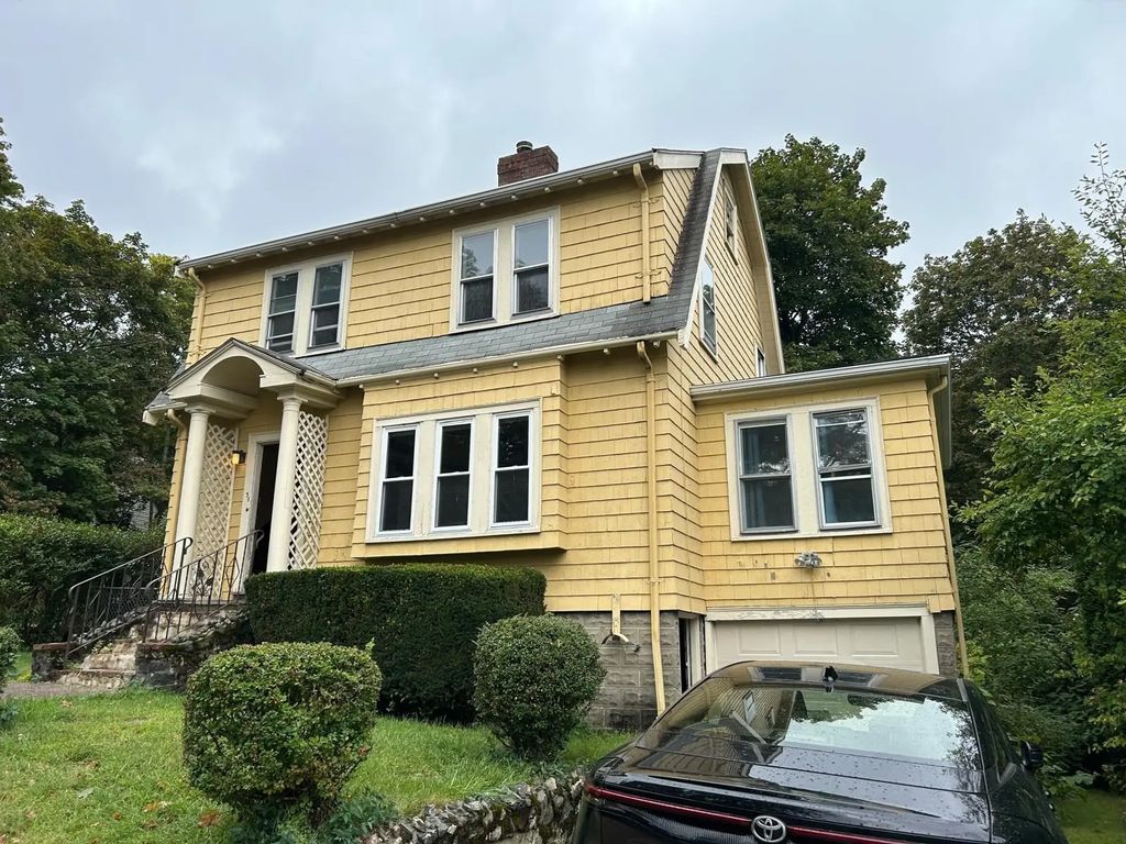 35 Dundee Rd, Arlington