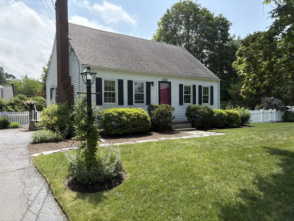 1566 Main Street, Walpole