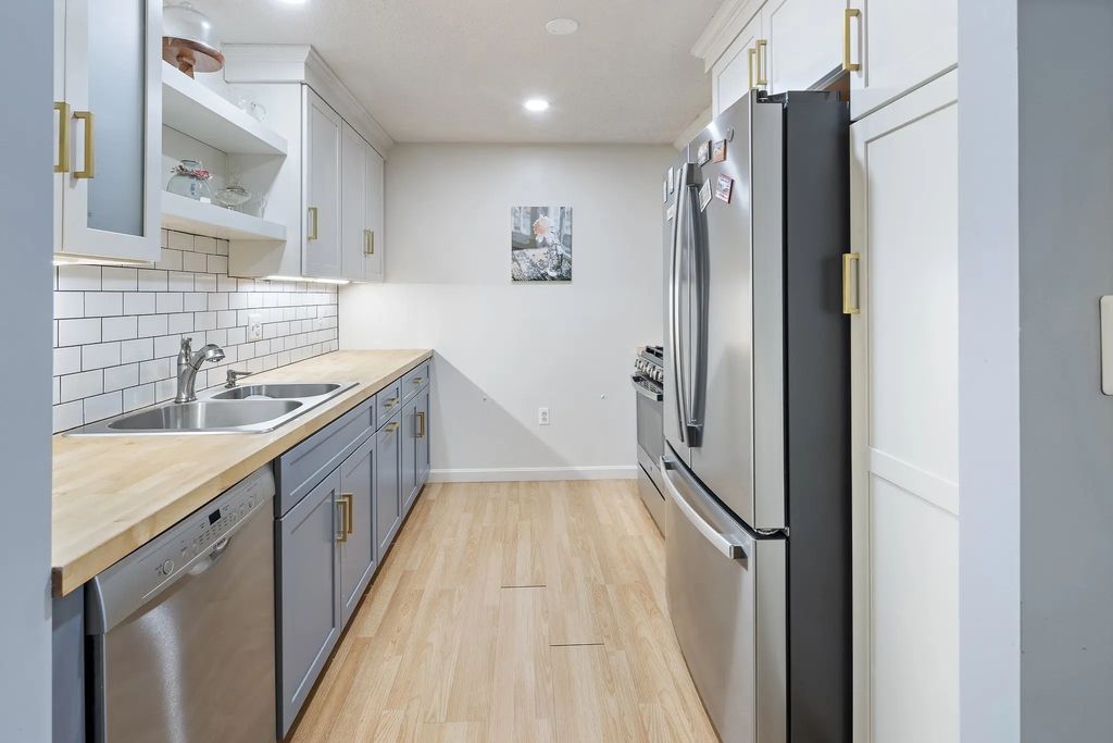 5 Greenbriar Dr #204, North Reading