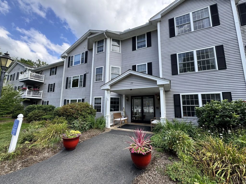 23 Greenleaves Drive #105, Amherst