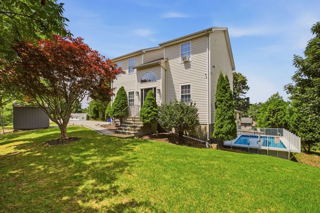 724 Woodman St, Fall River