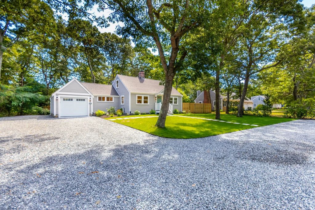 888 Phinneys Ln, Barnstable