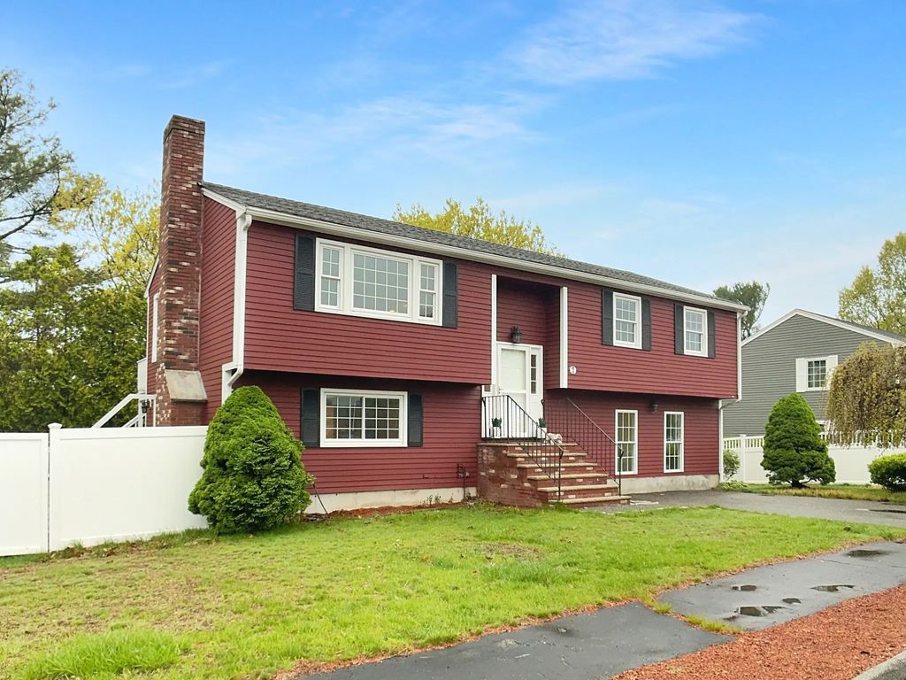 7 Nirvana Dr, Saugus