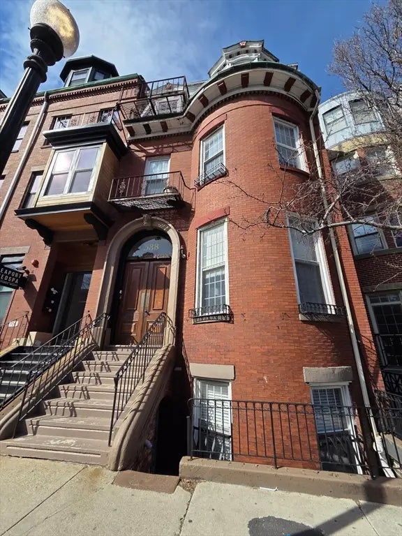 538 East Broadway, Boston