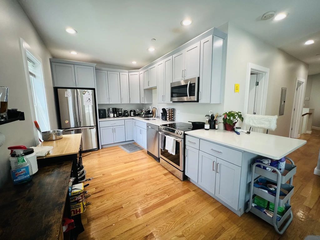 8 W Bellflower St #1, Boston