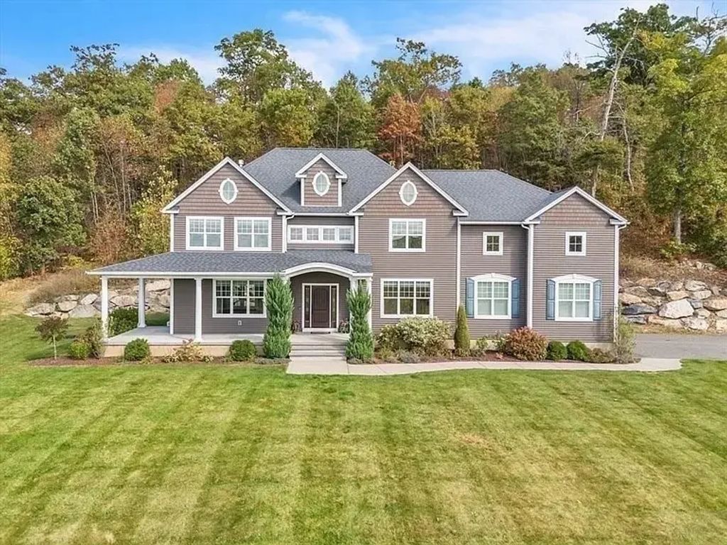 110 Munsing Rdg, Granby
