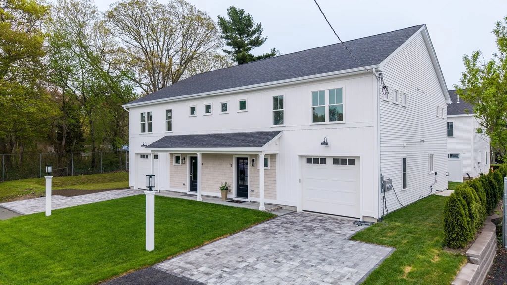 14 Hayes St #1, Acushnet