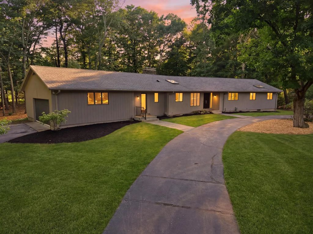 20 Longfellow Rd, Holyoke