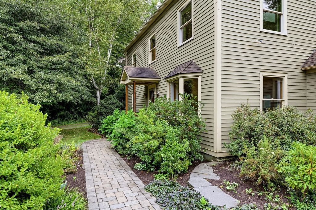 16 Birch Ln, Northampton