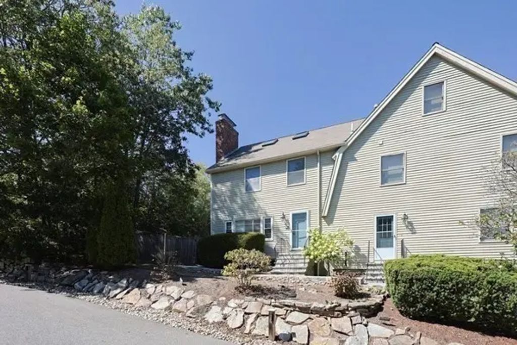 26 Pleasant St #b, Wellesley