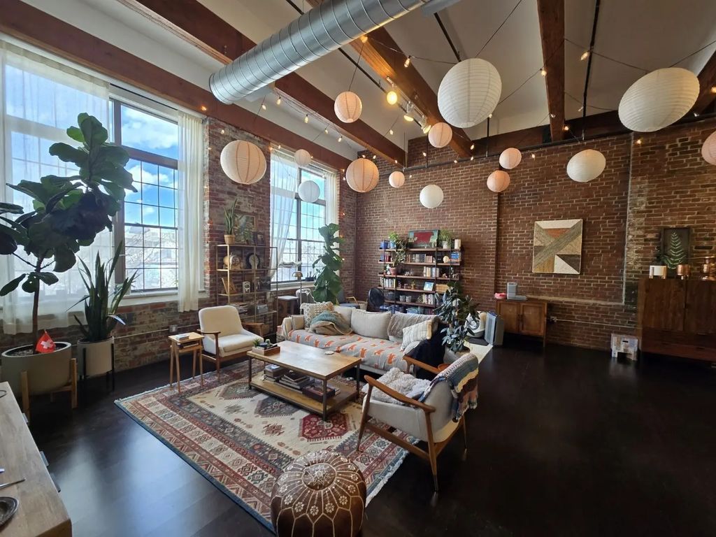 154 W 2nd St #216, Boston