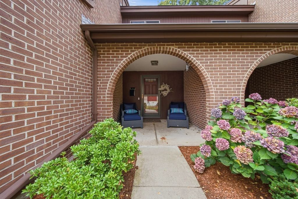 16 Country Club Rd #16, Peabody