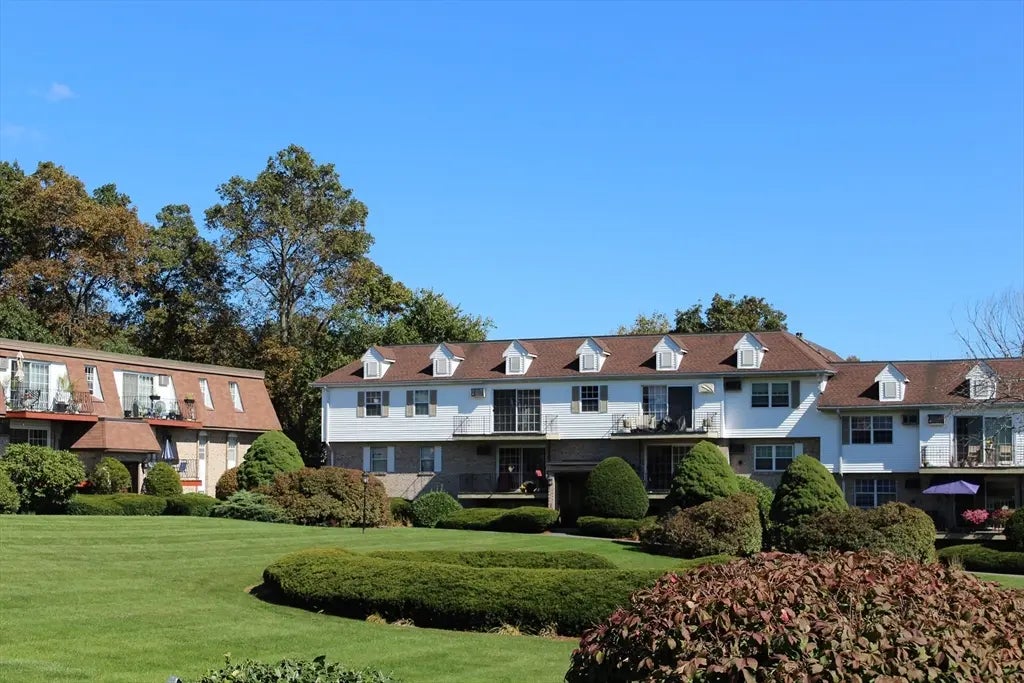 20 Williamsburg Ct #21, Shrewsbury