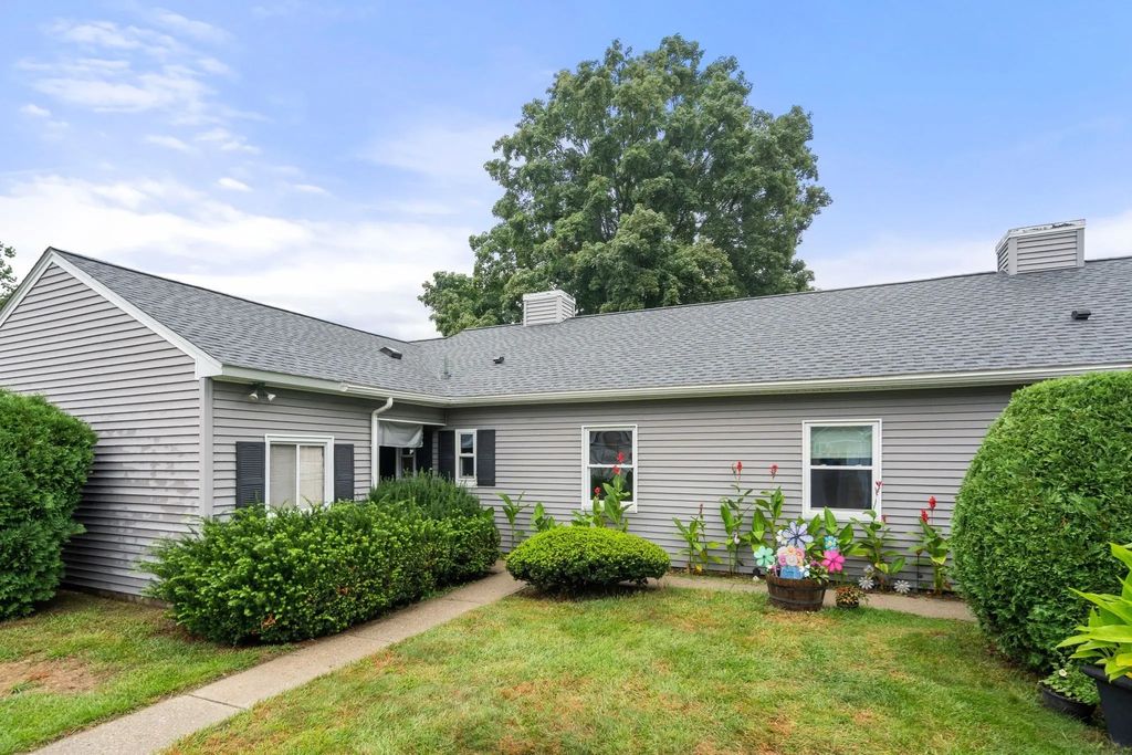 54 Horseshoe Dr #54, Chicopee