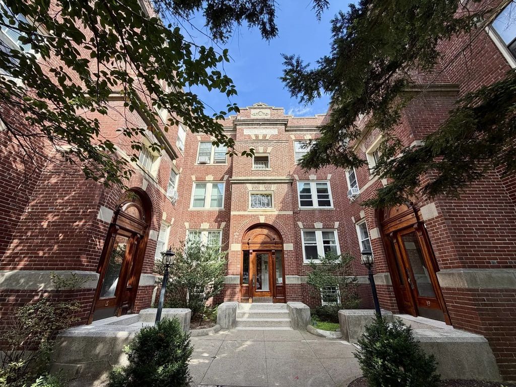 19 Short St #6, Brookline