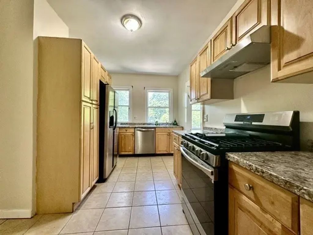206 Sumner St #6, Newton
