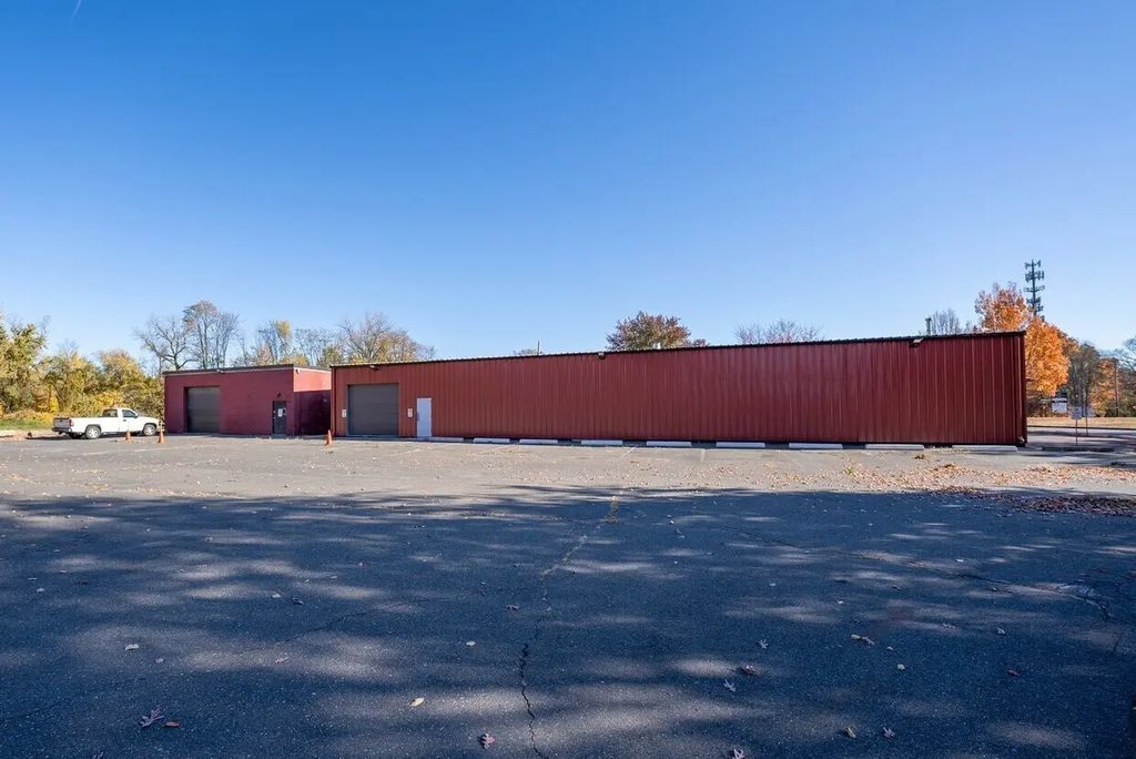 2 S Bridge Dr, Agawam