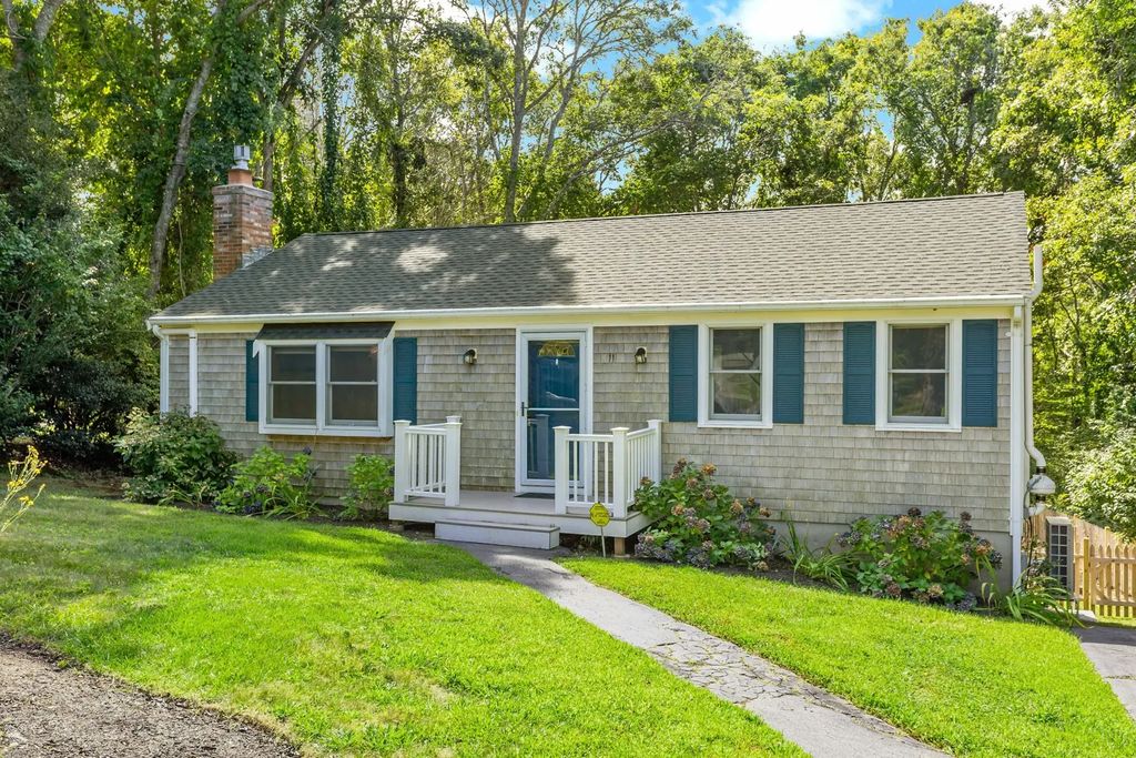 11 Warwick Way, Mashpee