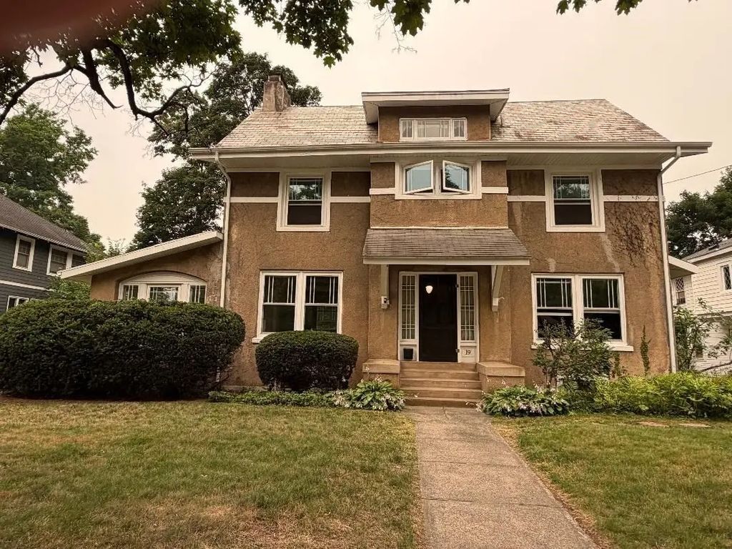 19 Wellesley Rd, Holyoke