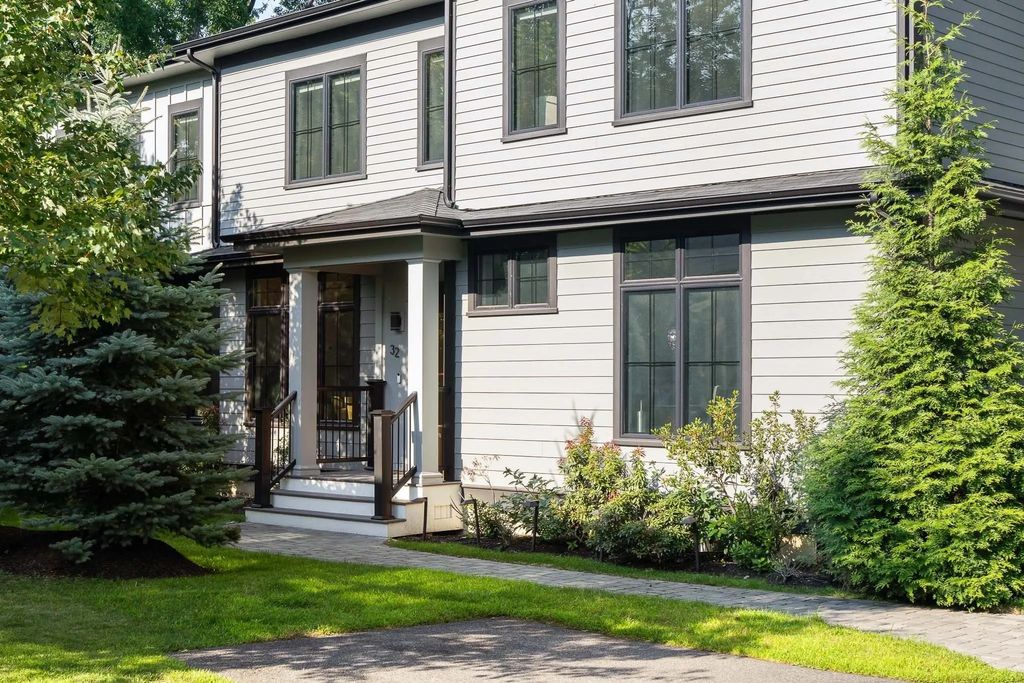 32 Lantern Ln, Wellesley