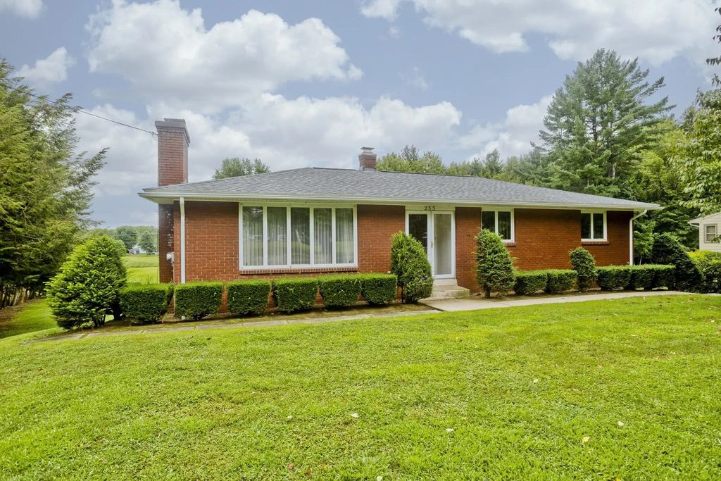 233 Lathrop St, South Hadley