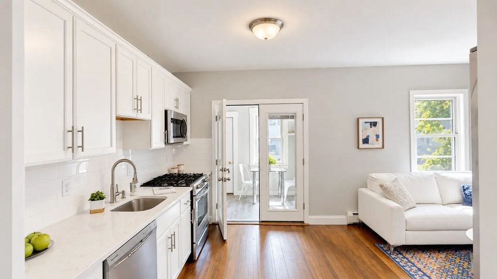 836 Canterbury St. #1r, Boston