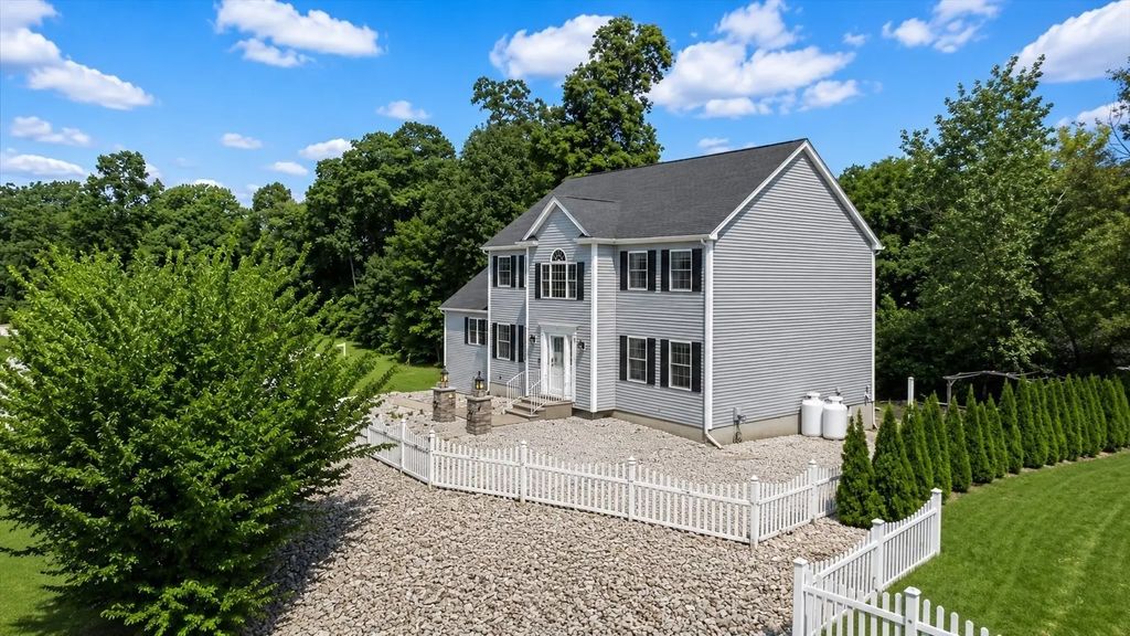 3 Moore Dr, Millbury