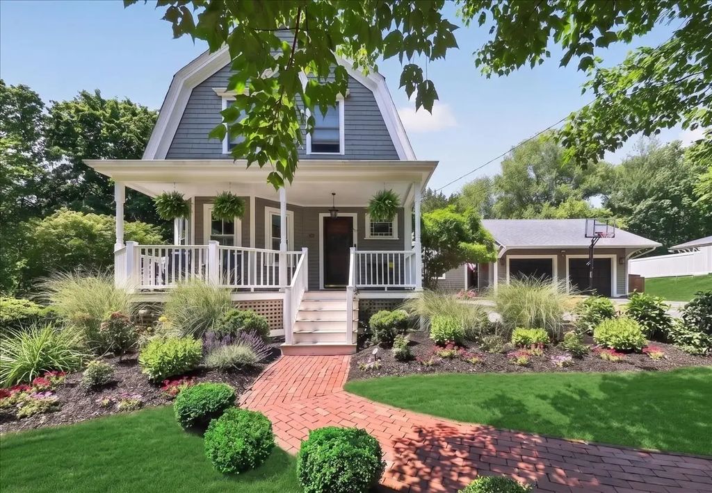 81 Hobart St, Hingham
