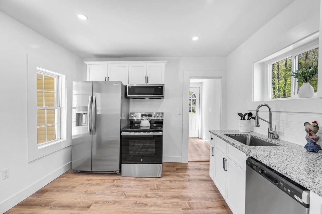 42 Washington St, Monson