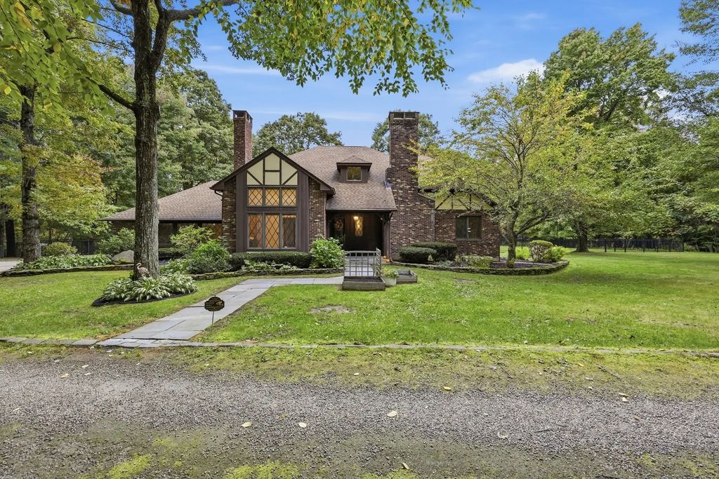 43 Paradise Lake Rd, Monson