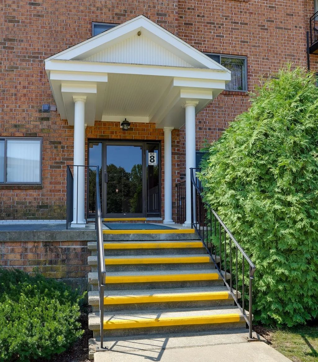 181 Littleton Rd #211, Chelmsford