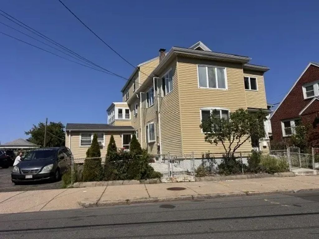 207 Pearl St #2, Malden