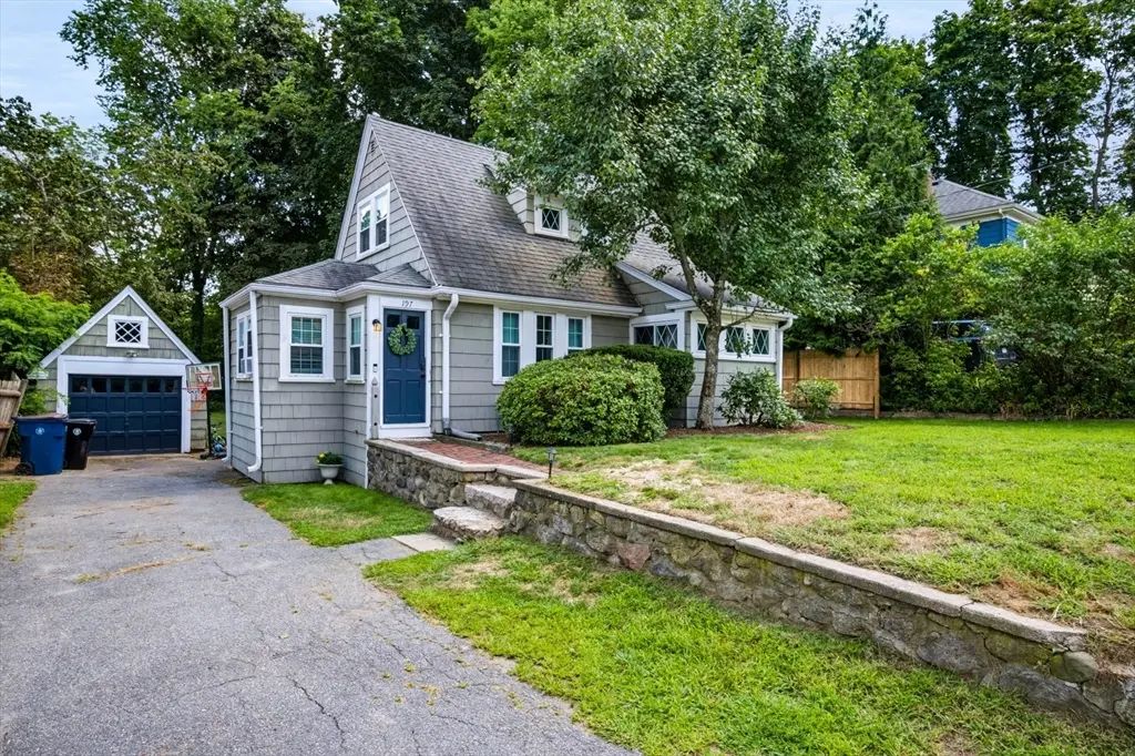 197 N Main St, Sharon