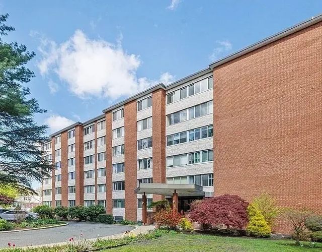 22 Chestnut Pl #306, Brookline