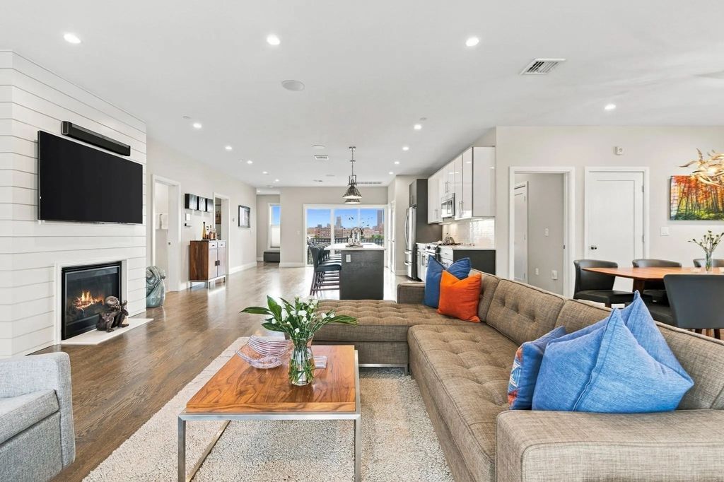 8 Baker Ct #4, Boston