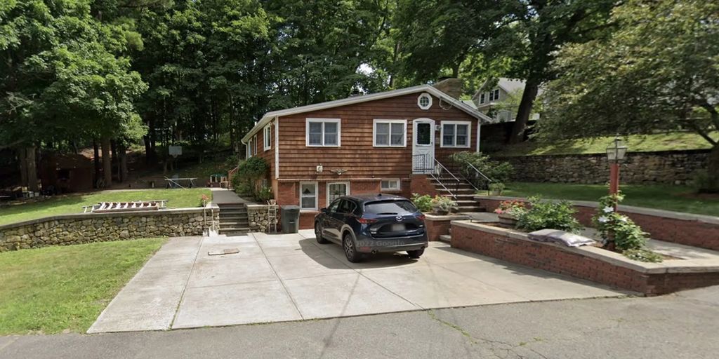 5 Mansion Rd, Wayland