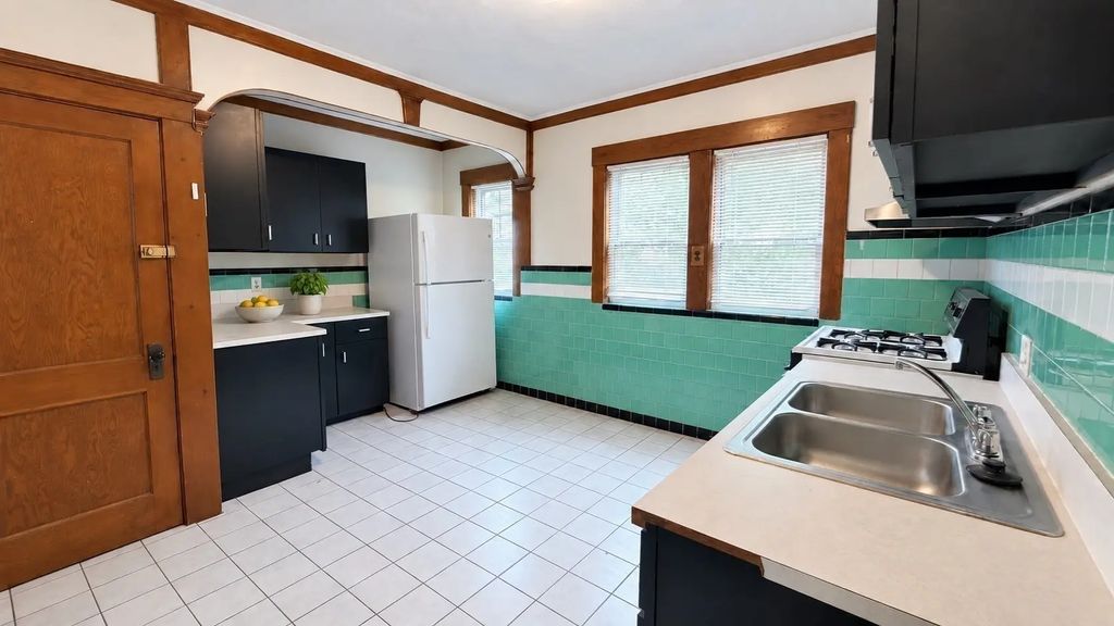 51 Dearborn St #1, Medford