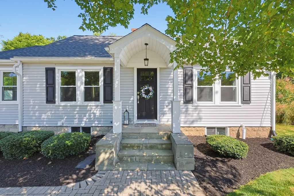 191 Whitins Rd, Sutton