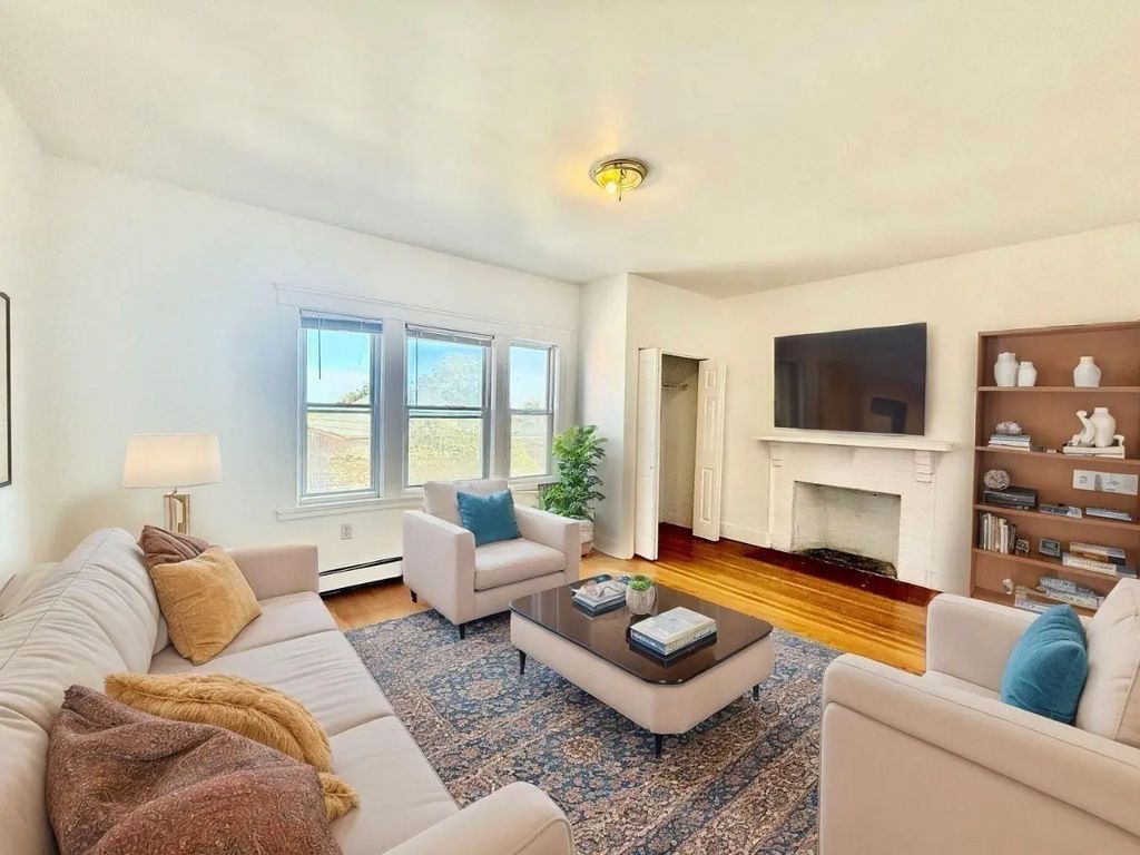62 Algonquin Rd. ##2, Newton