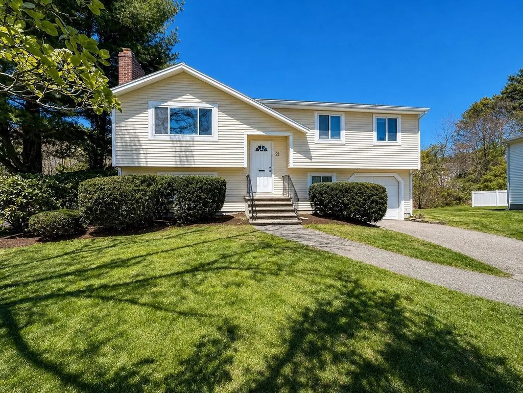22 Leonard Rd, Framingham