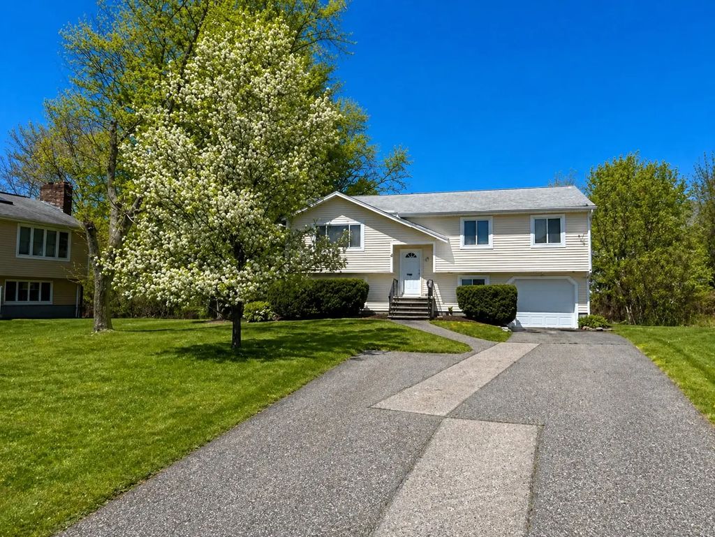 22 Leonard Rd, Framingham
