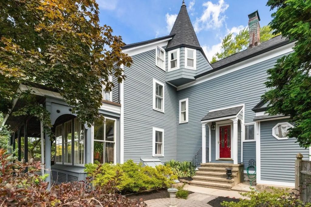 8 Leonard Cir, Medford