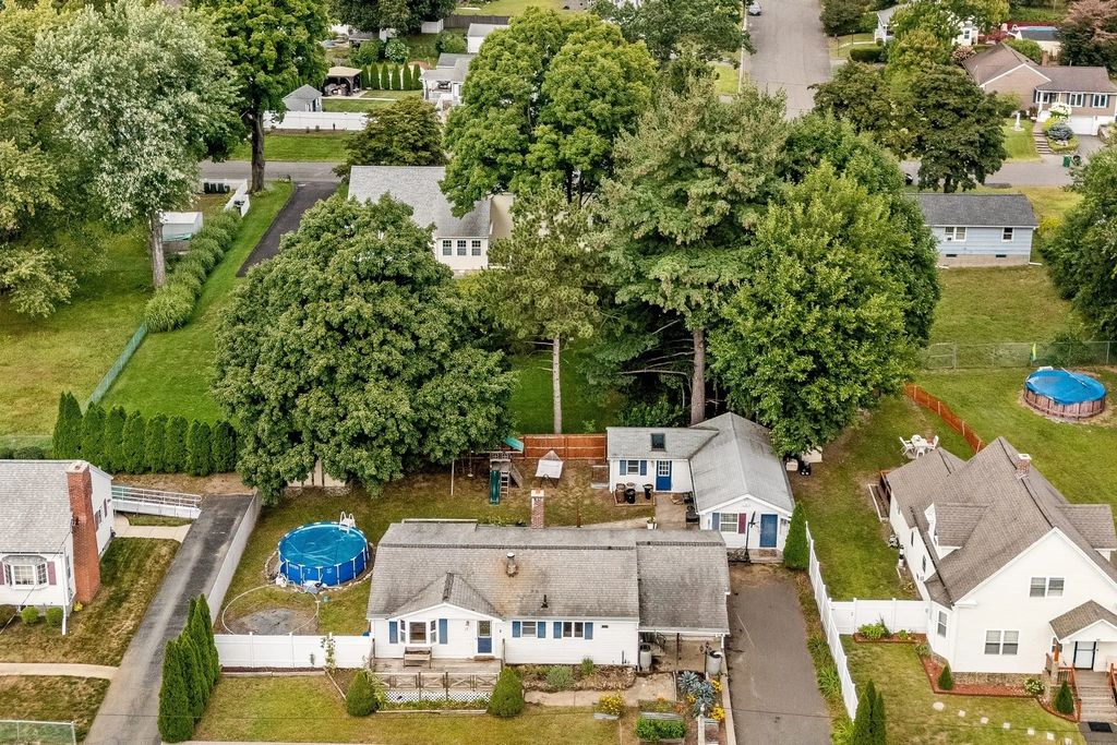 80 Quartus St, Chicopee