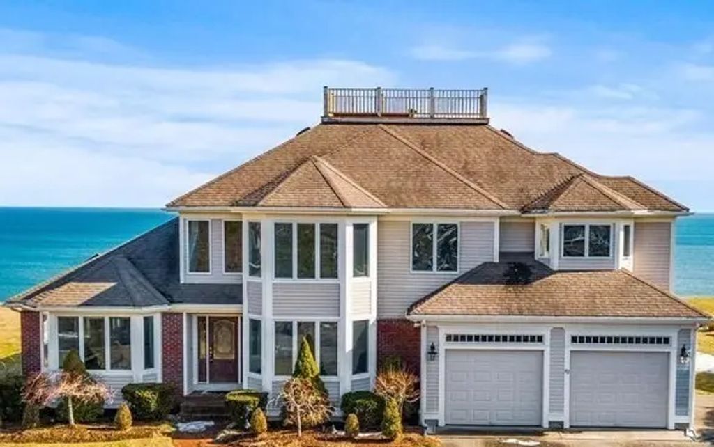 42 Oak Bluff Cir, Plymouth