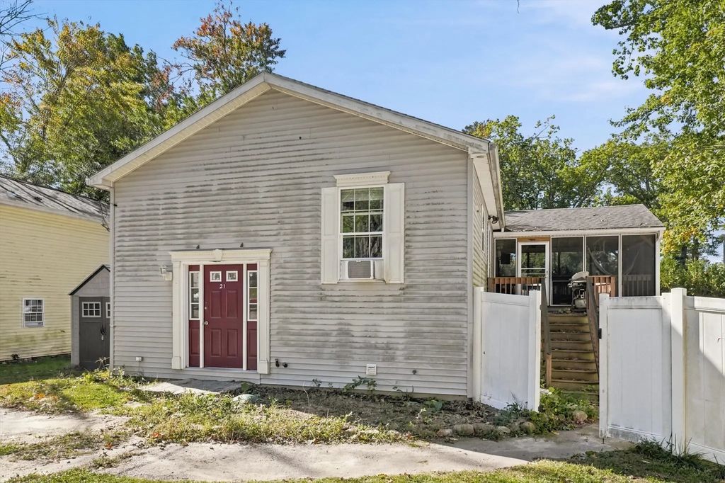 21 Browns Brook Rd, Webster