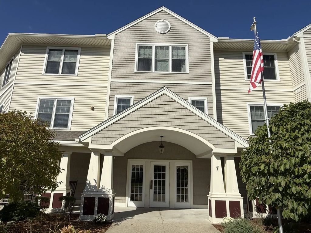 7 Crescent Gate #313, Sturbridge