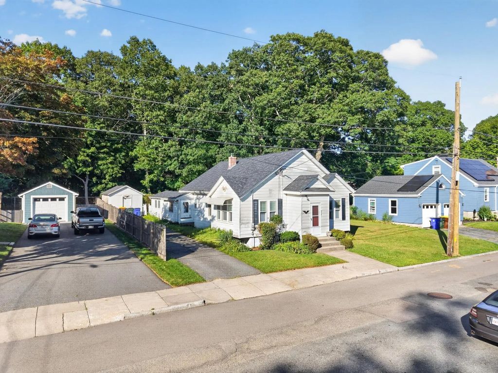 578 Valentine St, Fall River